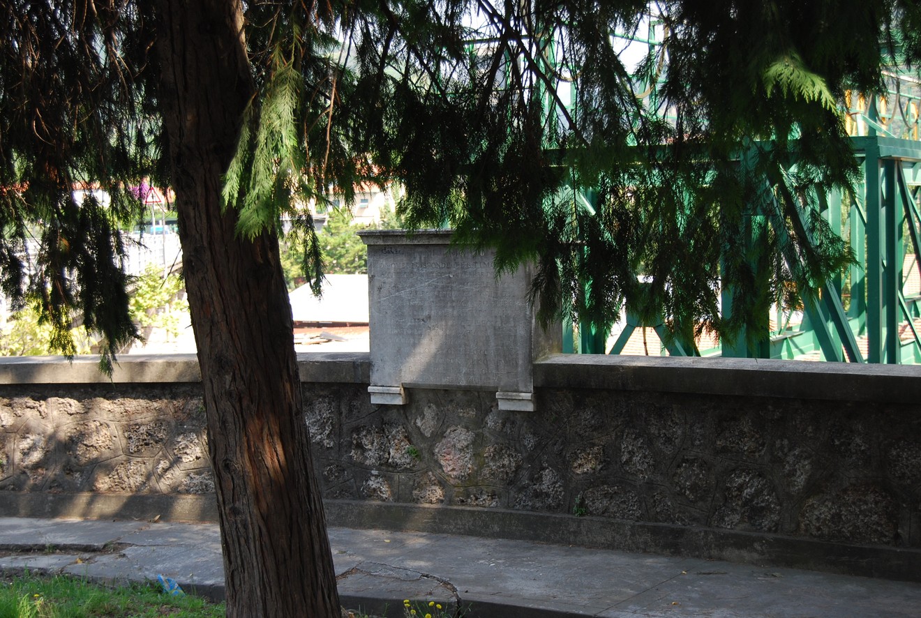 Lapide commemorativa della ritirata tedesca, situata in un'area verde.