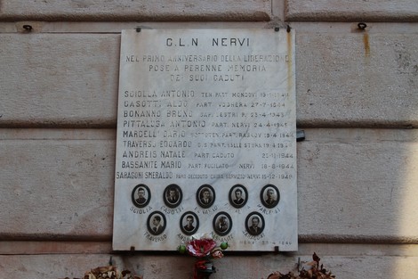 Lapide commemorativa ai caduti per la Libertà a Nervi, con nomi e date di maggiore significato storico.