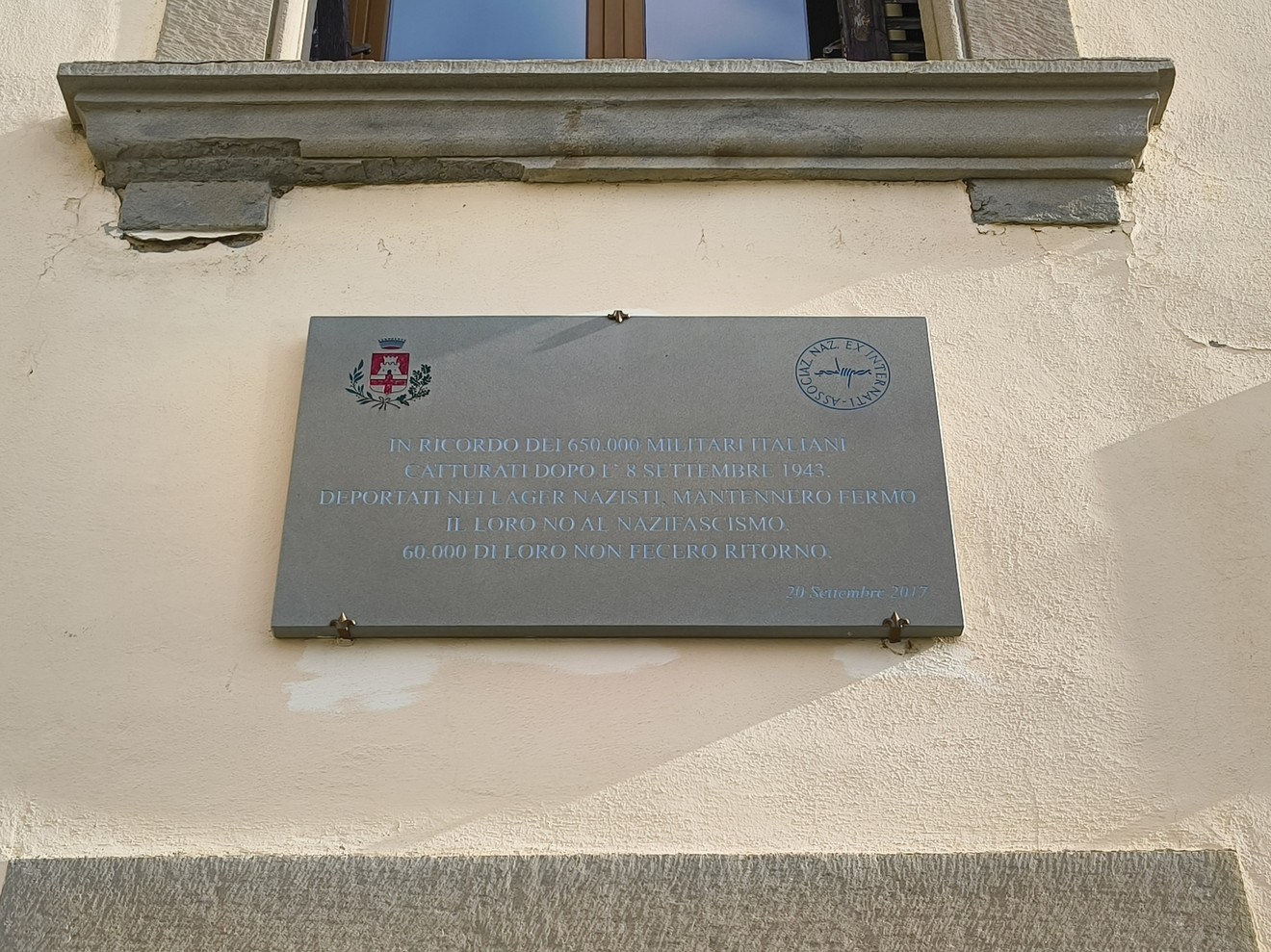 Lapide commemorativa dedicata agli internati militari italiani durante la Seconda Guerra Mondiale.