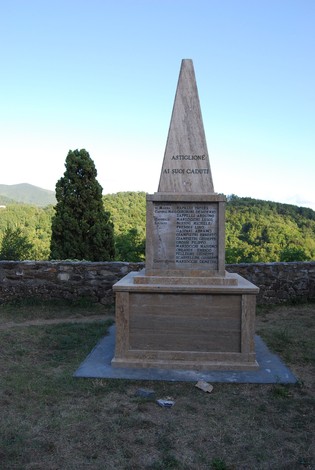 Monumento ai caduti di Castiglione, obelisco commemorativo immerso nella natura, simbolo di memoria e rispetto.