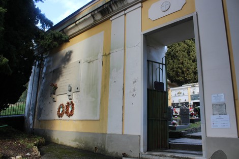 Lapide commemorativa ai caduti per la libertà, situata all'ingresso di un cimitero a Struppa.