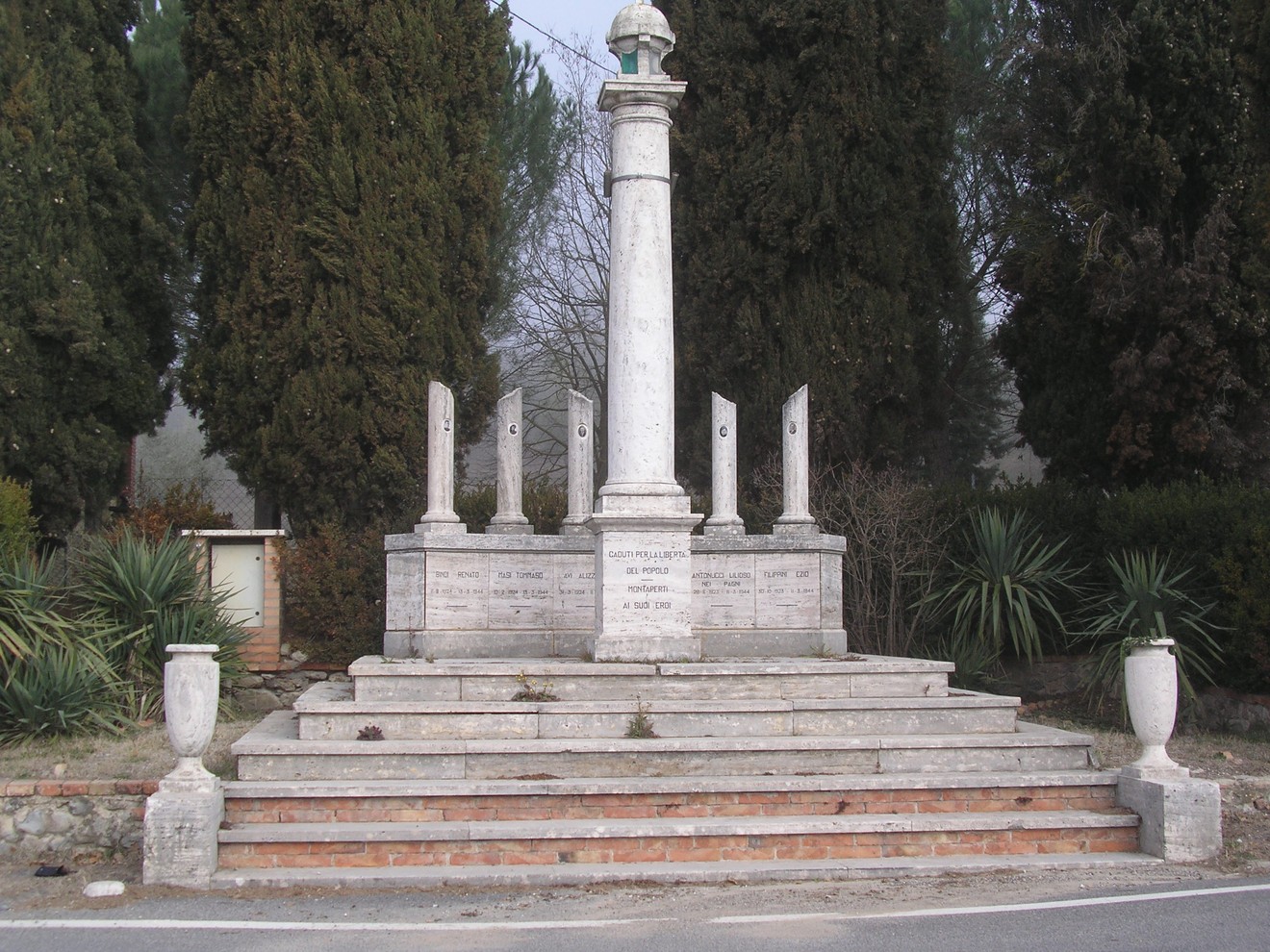 Monumento commemorativo ai martiri di Montaperti, simbolo di memoria e storia locale.