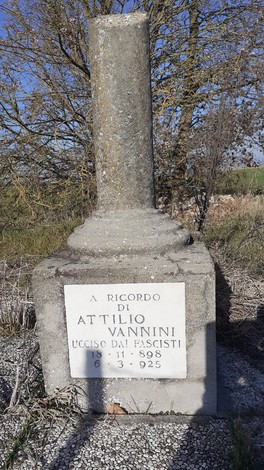 Cippo commemorativo dedicato a Attilio Vannini, vittima del fascismo, situato in un'area rurale.