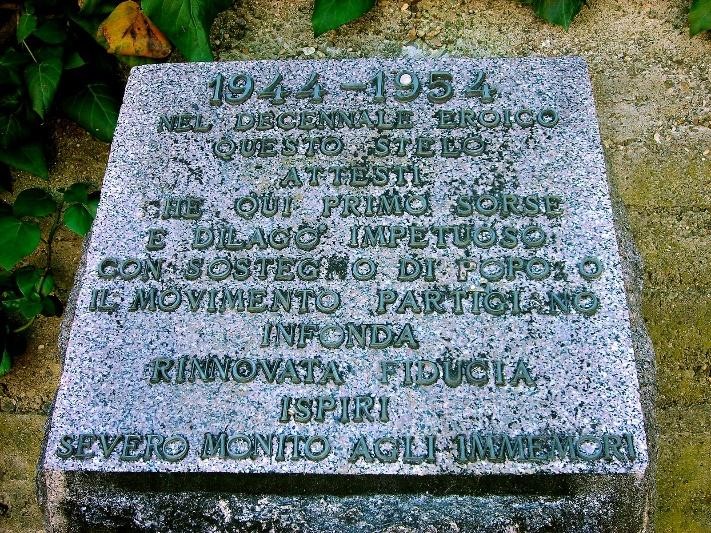 Cippo commemorativo del decennale, in memoria degli eventi eroici del 1944-1954. Rinnova speranza e ricordo.