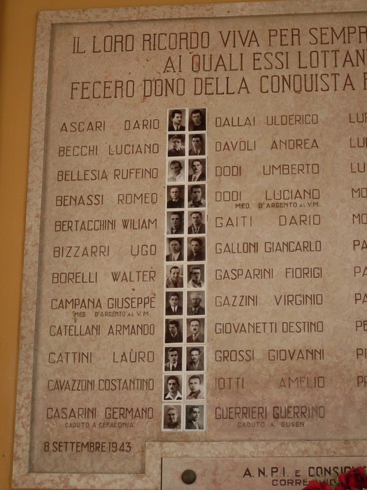 Lapide commemorativa dedicata ai Caduti della Resistenza, in onore dei combattenti per la libertà.