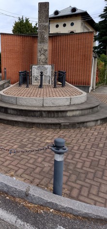 Monumento ai Martiri del Cabina, sito rotondo con obelisco e recinzione, contesto urbano.