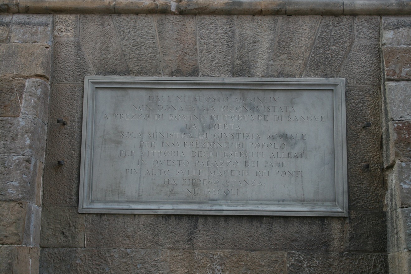 Lapide commemorativa sulla riconquista di Palazzo Vecchio a Firenze, simbolo di storicità e cultura.