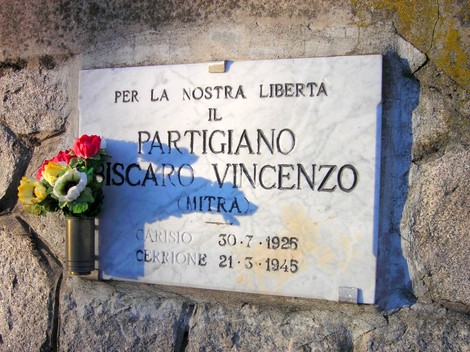 Lapide commemorativa di Vincenzo Biscaro, partigiano, in ricordo del suo sacrificio per la libertà.