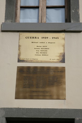 Lapidi commemorative che ricordano i caduti di Moggiona nella Seconda Guerra Mondiale.