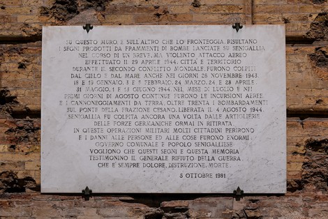 Lapide commemorativa che ricorda le vittime dei bombardamenti a Sengiacalle durante la Seconda Guerra Mondiale.