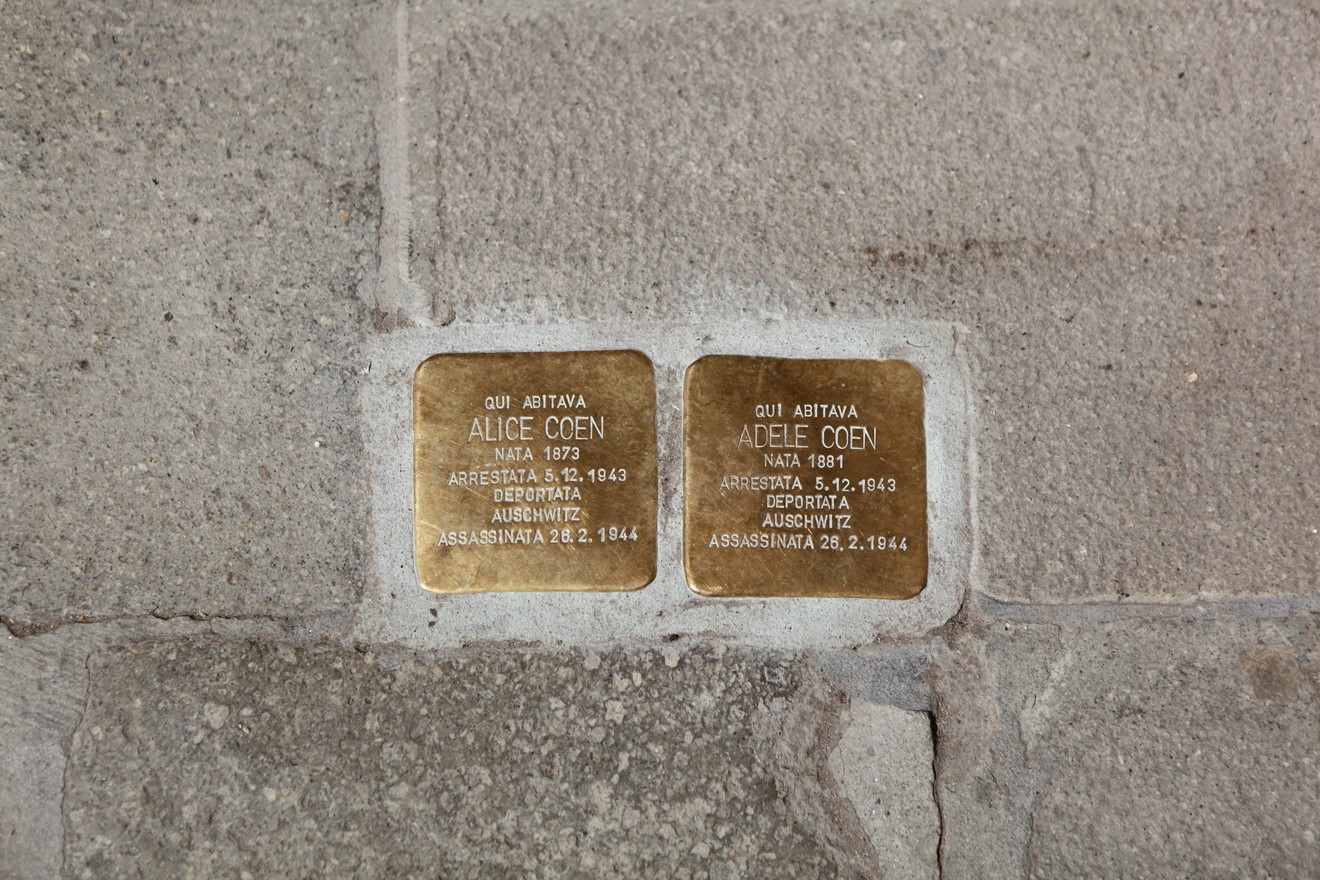 Pietre d'inciampo commemorative dedicate alle sorelle Coen, con informazioni sui loro destini tragici.