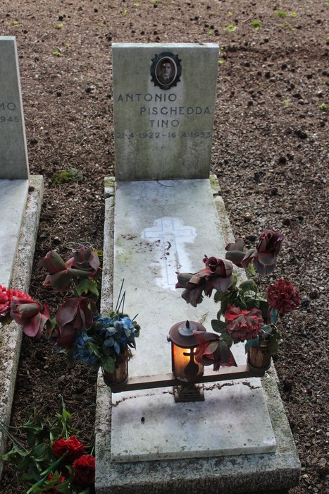 Tombe ornamentali dedicate ai caduti per la Libertà, con fiori e lumini.