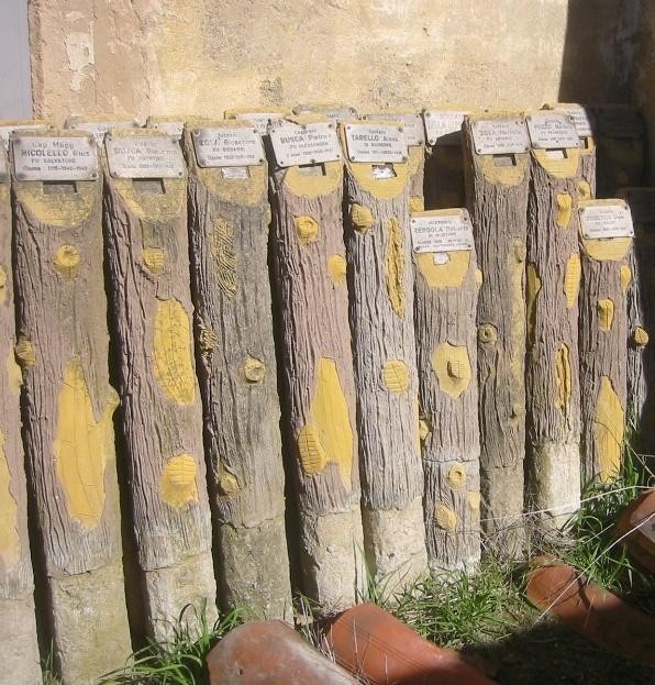 Monumento ai caduti di Viverone, rappresentazione in legno che ricorda i sacrifici dei soldati.