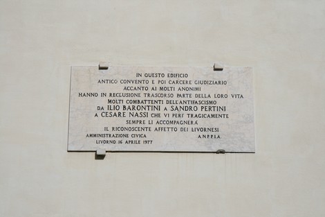 Lapide commemorativa nel carcere giudiziario di Livorno, dedicata a combattenti antifascisti.