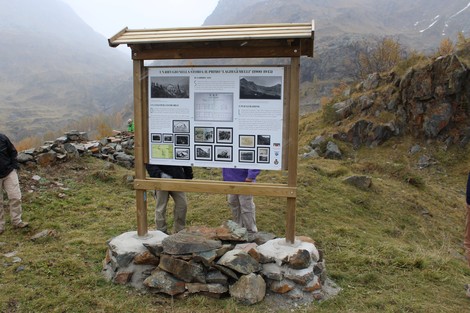 Vecchio rifugio dei Laghi Gemelli, circondato da paesaggi montani e nebbia, con resti di un'architettura storica.