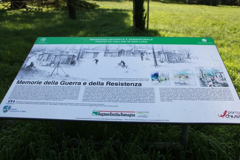 Pannello informativo sul "Sentiero dei Bregoli" che racconta la memoria della guerra e della resistenza.