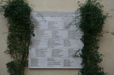 Lapide commemorativa dei deportati da Firenze, dedicata alla memoria delle vittime della persecuzione.