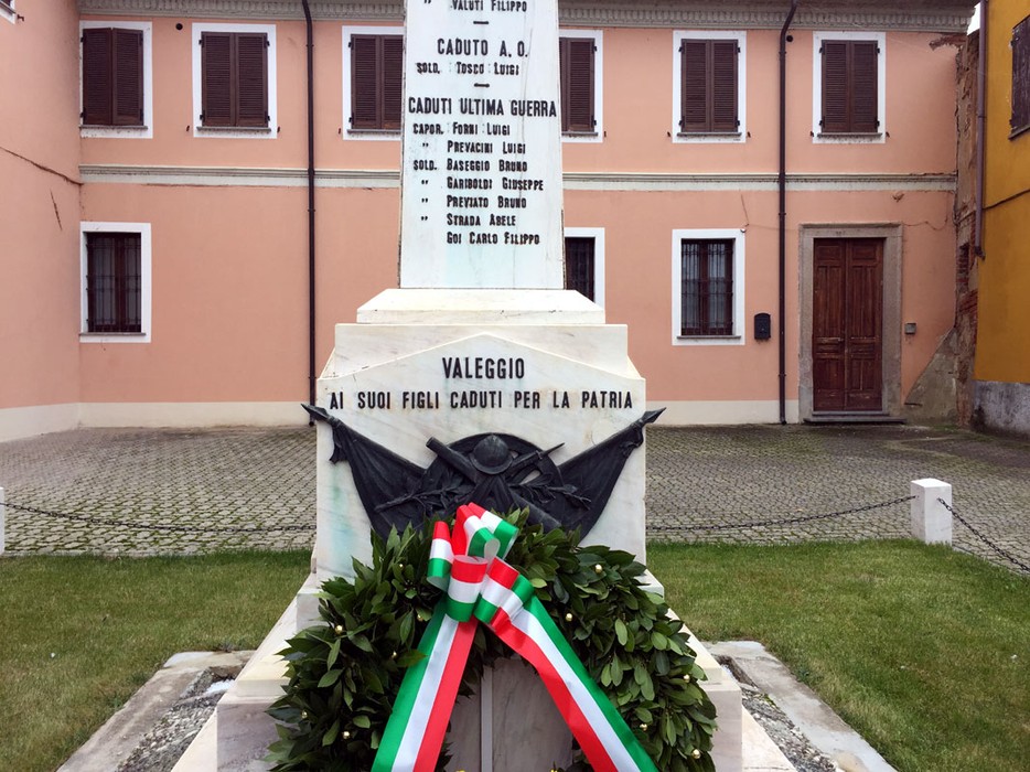 Monumento ai caduti di Valeggio, tributo ai soldati sacrificatisi per la patria.