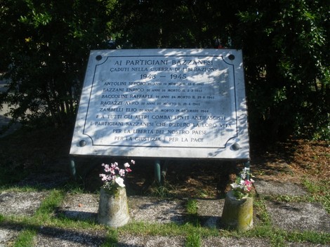 Stele commemorativa dedicata ai partigiani di Bazzano, con nomi e date di caduti nella Seconda guerra mondiale.