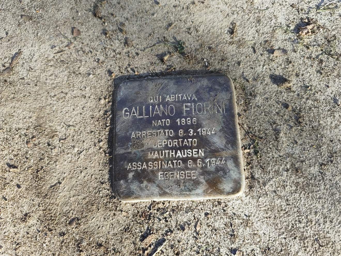 Pietra d'inciampo dedicata a Galliano Fiorini, con dettagli sulla sua deportazione e morte durante la Seconda Guerra Mondiale.