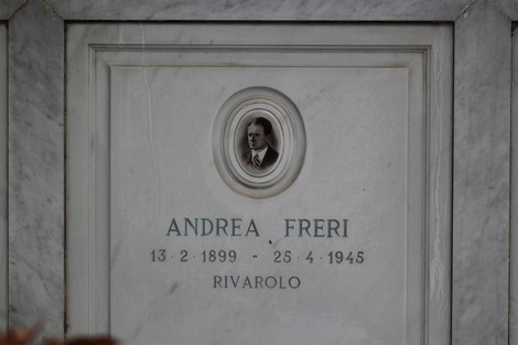 Sacrario dei partigiani di Torbella con una targa commemorativa e un ritratto di Andrea Freri.