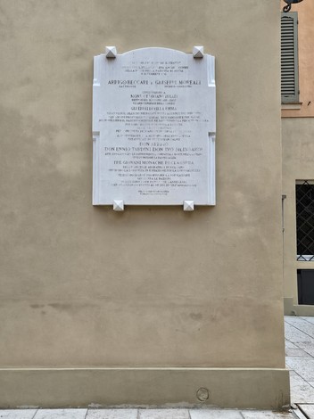 Lapide commemorativa che ricorda il salvataggio degli ebrei di Villa Emma, situata su una parete esterna.