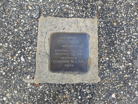 Pietra d'inciampo dedicata a Luigi Nada, commemorando la sua vita e tragica storia.