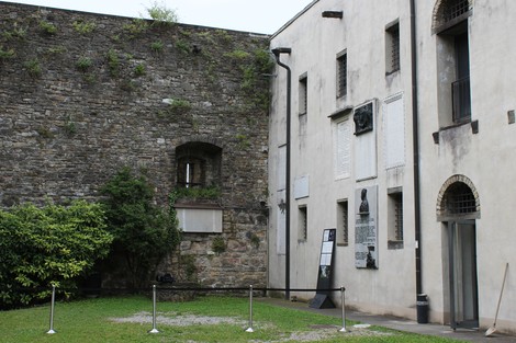Lapide commemorativa per il decennale della liberazione, collocata in un'area storica.