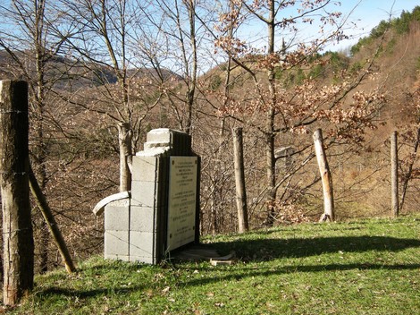 Monumento a Dudgeon e Brunt, situato nel verde, circondato da alberi e natura.
