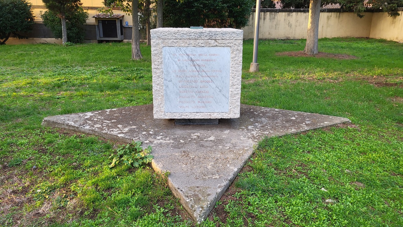 Monumento commemorativo alle vittime mentanesi del nazifascismo, situato in un'area verde.