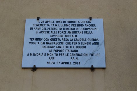 Lapide commemorativa della resa dell'ultimo presidio tedesco, ricordando la fine della Seconda guerra mondiale.