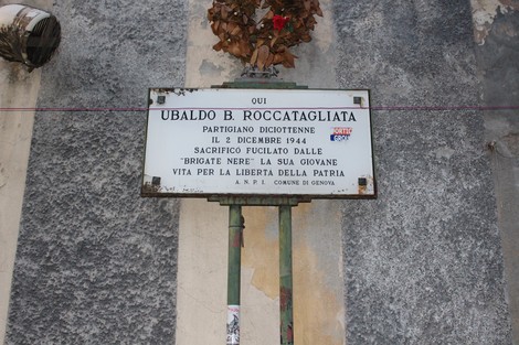 Lapide commemorativa dedicata a Ubaldo B. Roccatagliata, partigiano deceduto il 2 dicembre 1944.