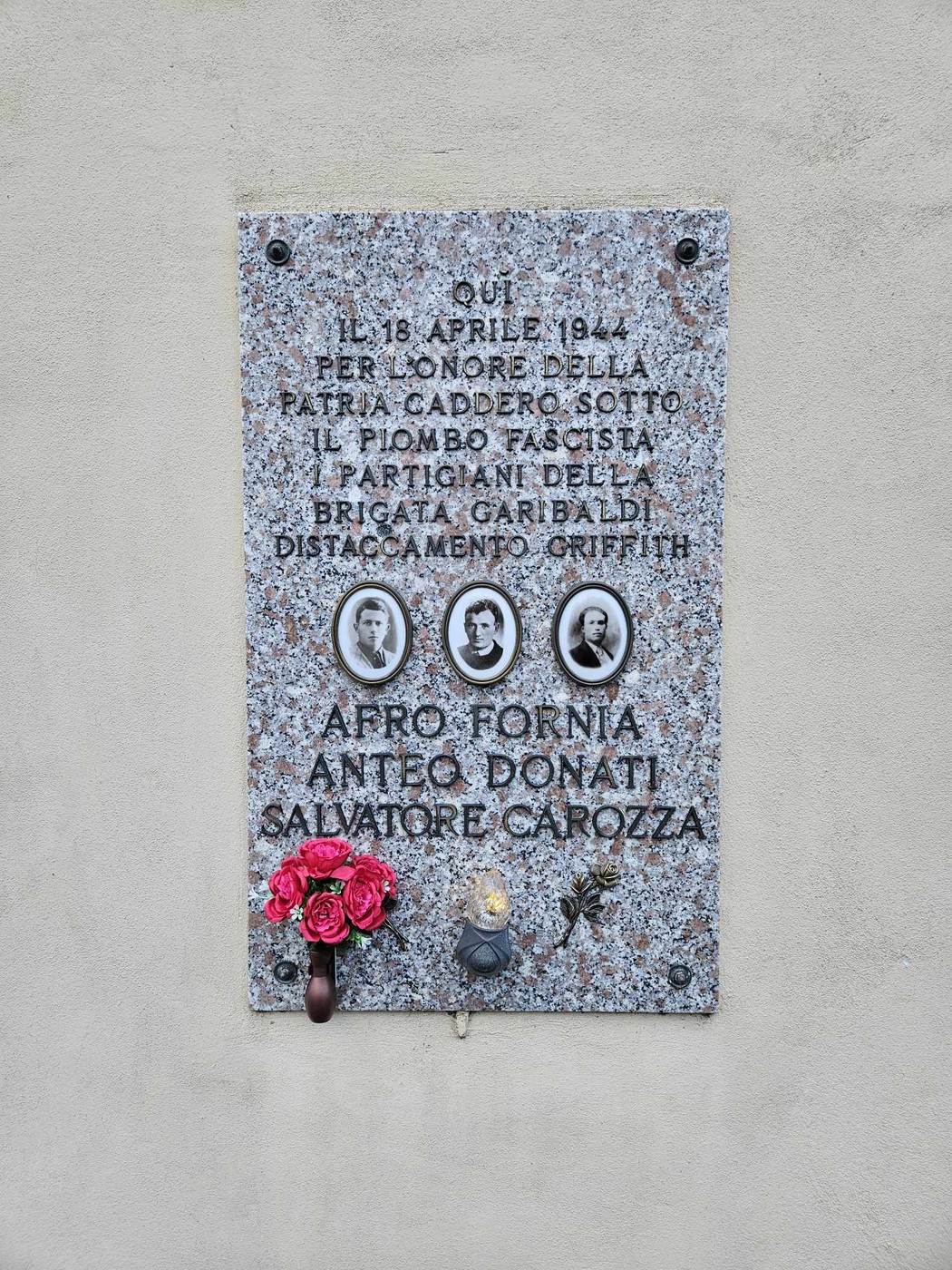 Lapide commemorativa dedicata ai partigiani Afro Fornia, Antec Donati e Salvatore Carozza, caduti il 18 aprile 1944.