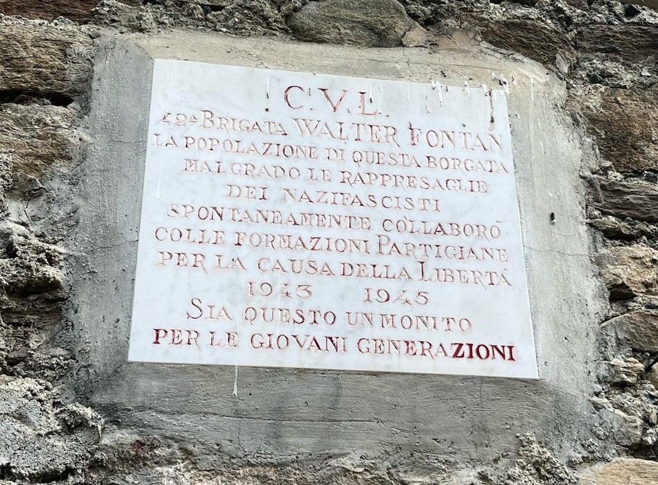Lapide commemorativa dedicata alla Brigata Fontan, onora la resistenza e la lotta per la libertà.