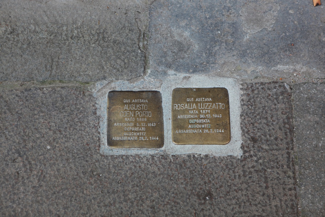 Pietre d'inciampo dedicate a Coen Porto e Luzzatto, commemorazione della loro storia e persecuzione.