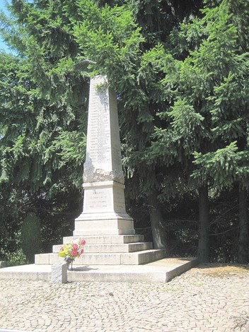 Monumento ai caduti di Veglio, situato in un'area verde, circondato da alberi, in memoria dei caduti.