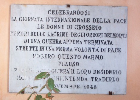 Lapide commemorativa dedicata alle donne di Grosseto, in memoria delle vittime di guerra. Novembre 1948.