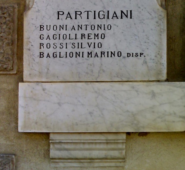 Lapidi commemorative dedicate ai caduti partigiani, in ricordo dei sacrifici durante la Resistenza.
