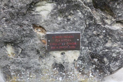 Monumento dedicato alle donne nella Resistenza, raffigurante un messaggio di memoria e lotta per la libertà.