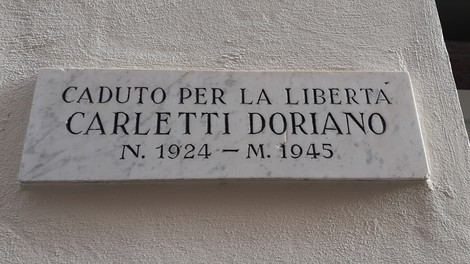 Lapide commemorativa dedicata a Carletti Doriano, caduto per la libertà, con date di nascita e morte.