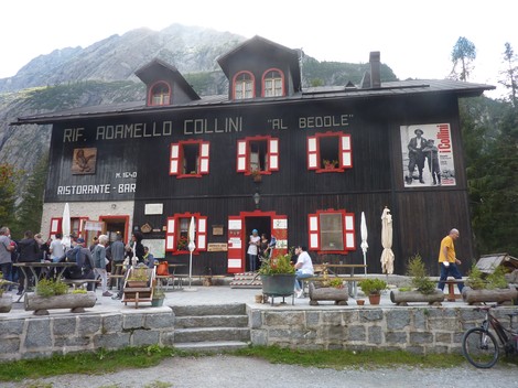 Rifugio Collini in montagna, con ristorante e bar, incorniciato da paesaggi alpini suggestivi.