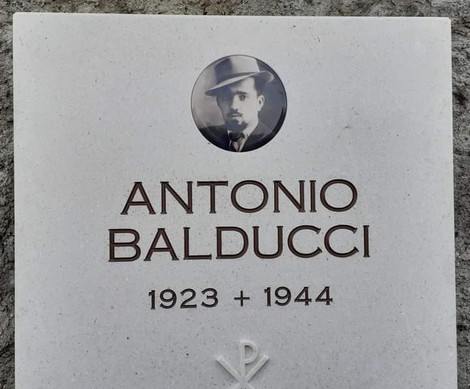 Targa commemorativa in onore di Antonio Balducci, con anno di nascita e morte.