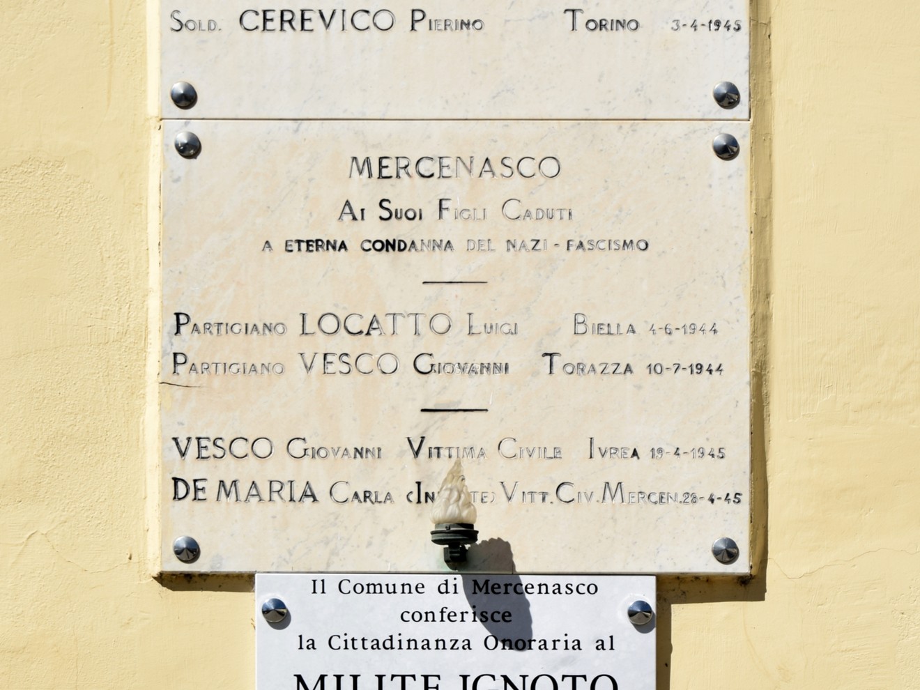 Lapidi commemorative ai caduti di Mercenasco, onore ai soldati e vittime del nazifascismo.