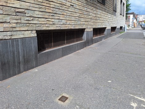 Pietra d'inciampo a Ghiotti, installata sul marciapiede in un contesto urbano.