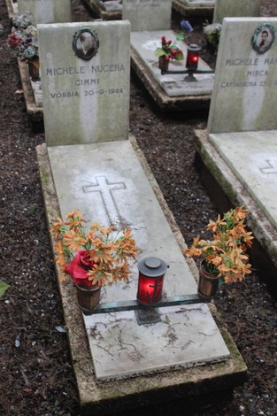 Tombe perpetue decorate con fiori e candele, in memoria dei caduti per la Libertà.