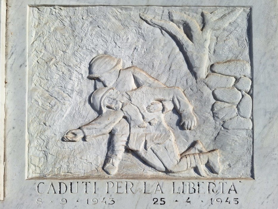 Monumento ai caduti di Lucento e Ceronda con rilievo che commemora i sacrifici per la libertà.