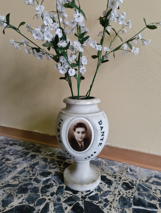 Vaso commemorativo con foto in memoria delle vittime dell'eccidio del padule di Fucecchio.