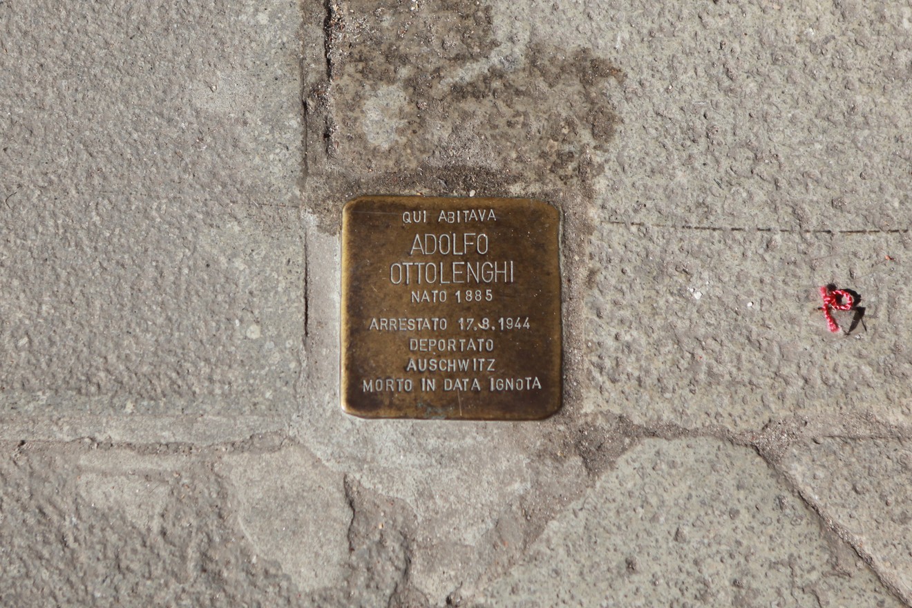 Pietra d'inciampo dedicata a Adolfo Ottolenghi, commemorando la sua storia e deportazione.