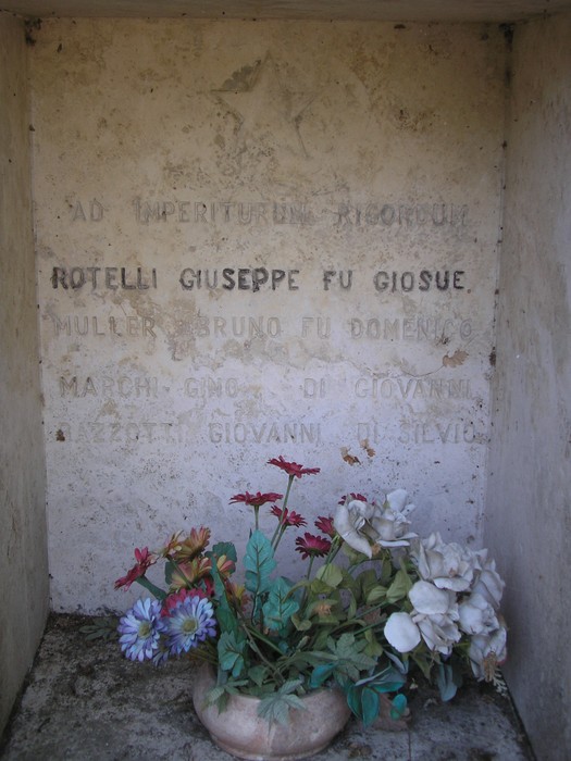 Tabernacolo con fiori artificiali e incisioni dedicate a Rotelli e altri.