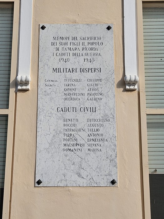 Lapidi commemorative dedicati ai caduti di Tamara, con nomi di militari e civili. Presenza di marmo e iscrizioni.